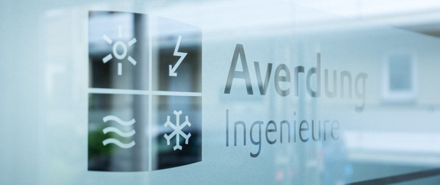 Bild von Spiegelung der Tür mit Averdung Ingenieure Logo
