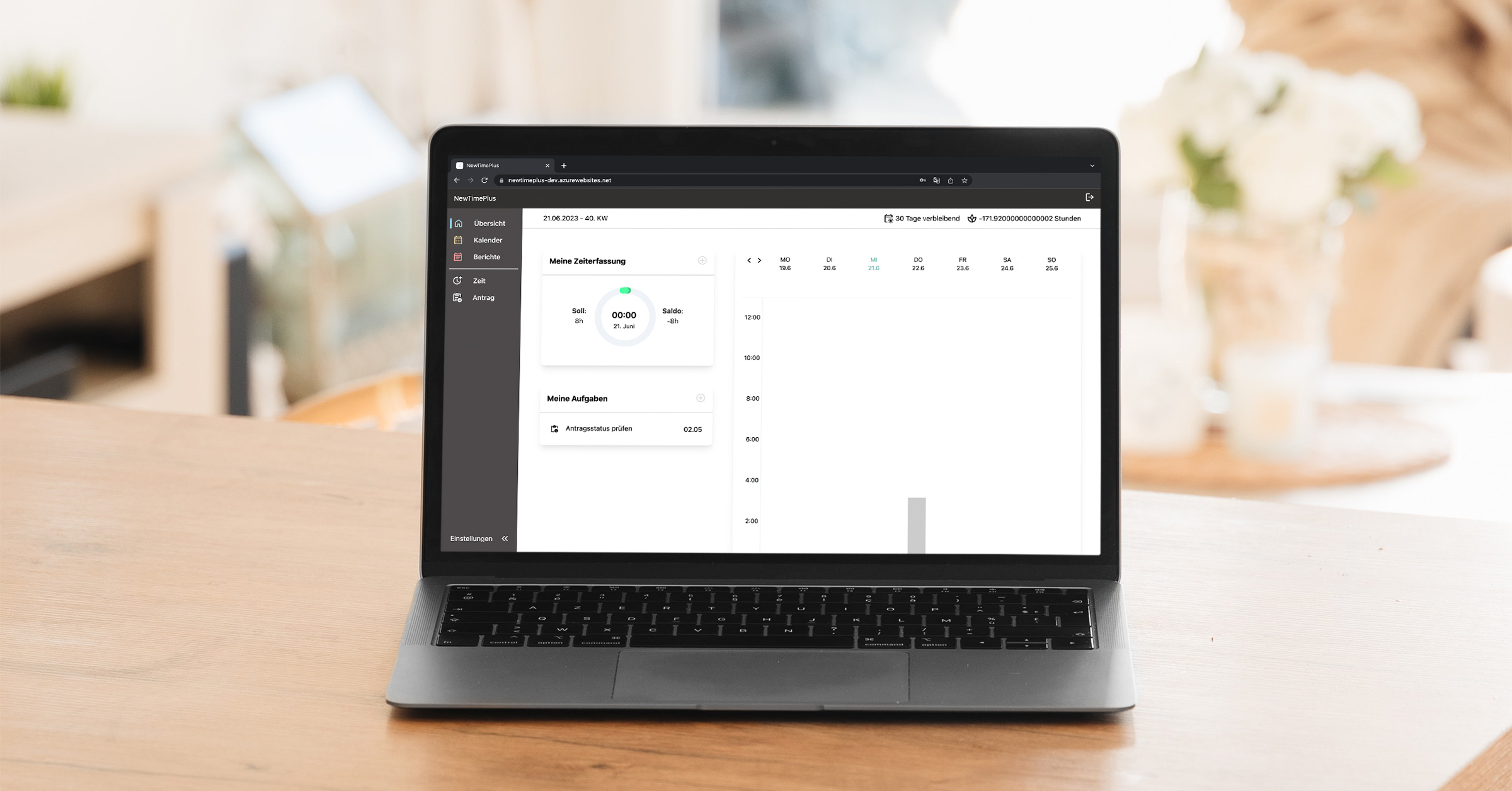 timePLUS Startseite auf Laptop vor einem hellem, verschwommenen Hintergrund
