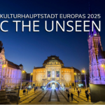 Chemnitzer Opernplatz bei Nacht, oben ein Text mit "Kulturhauptstadt Europas 2025, C the Unseen"
