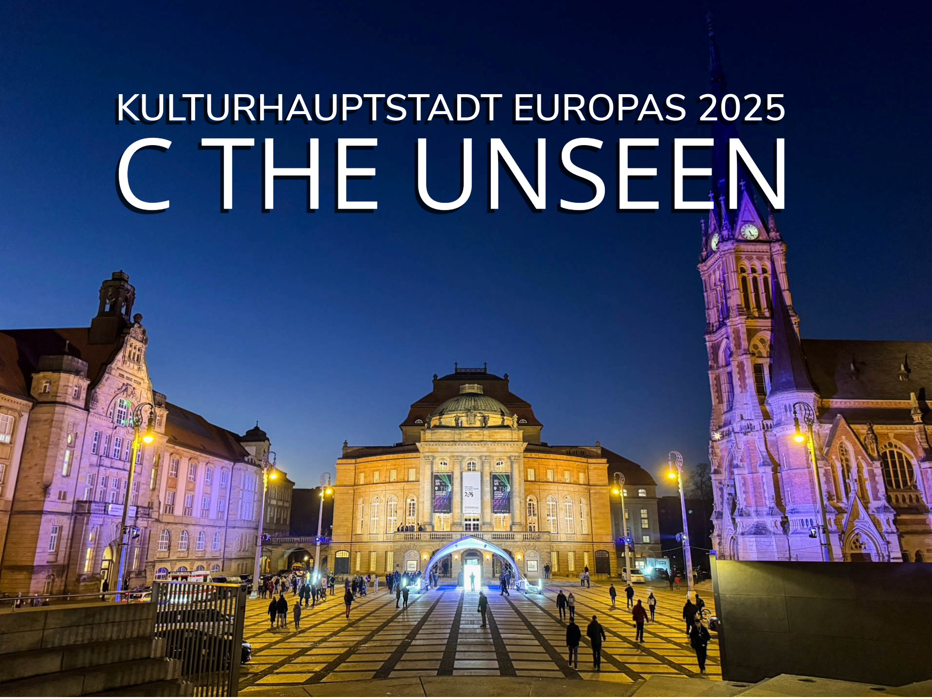 Chemnitzer Opernplatz bei Nacht, oben ein Text mit "Kulturhauptstadt Europas 2025, C the Unseen"